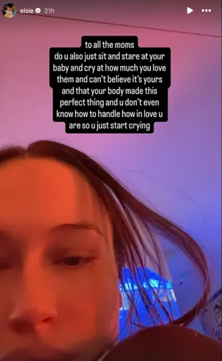 Έλσι Χιούιτ για τη γέννηση της κόρης της με τον Πιτ Ντέιβιντσον: Δεν μπορώ να πιστέψω ότι το σώμα μου δημιούργησε αυτό το τέλειο πλάσμα
