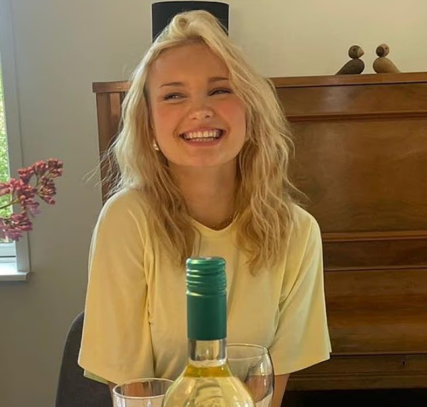 &Sigma;ά&lambda;&omicron;&sigmaf; &gamma;&iota;&alpha; &sigma;&chi;ό&lambda;&iota;&omicron; &tau;&omicron;&upsilon; Έ&lambda;&omicron;&nu; &Mu;&alpha;&sigma;&kappa; &sigma;&epsilon; 19&chi;&rho;&omicron;&nu;&eta; &pi;&omicron;&upsilon; &kappa;&iota;&nu;&delta;ύ&nu;&epsilon;&upsilon;&epsilon; &mu;&epsilon; &alpha;&pi;έ&lambda;&alpha;&sigma;&eta; &alpha;&pi;ό &tau;&eta; &Delta;&alpha;&nu;ί&alpha;: &laquo;&Omicron;&iota; &sigma;έ&xi;&iota; &gamma;&upsilon;&nu;&alpha;ί&kappa;&epsilon;&sigmaf; &theta;&alpha; &pi;&rho;έ&pi;&epsilon;&iota; &nu;&alpha; &epsilon;&xi;&alpha;&iota;&rho;&omicron;ύ&nu;&tau;&alpha;&iota;&raquo;, έ&gamma;&rho;&alpha;&psi;&epsilon;