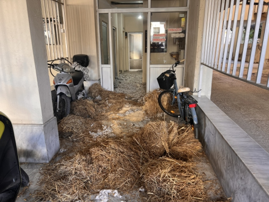 Βαμβάκι και άχυρα στο γραφείο του Στυλιανίδη στην Κομοτηνή πέταξαν αγρότες: «Δεν κρύβομαι» απαντά ο βουλευτής