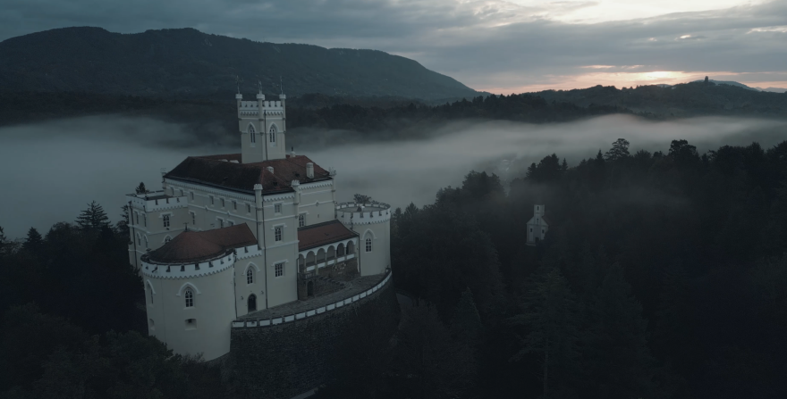 Η «ιπτάμενη πιανίστρια» Έλενα Ξυδιά παίζει πιάνο στην κορυφή κάστρου 800 ετών στην Κροατία, δείτε βίντεο