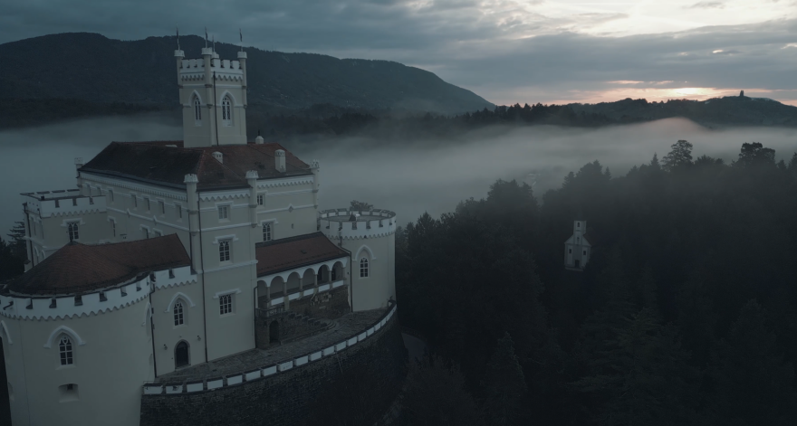 Η «ιπτάμενη πιανίστρια» Έλενα Ξυδιά παίζει πιάνο στην κορυφή κάστρου 800 ετών στην Κροατία, δείτε βίντεο