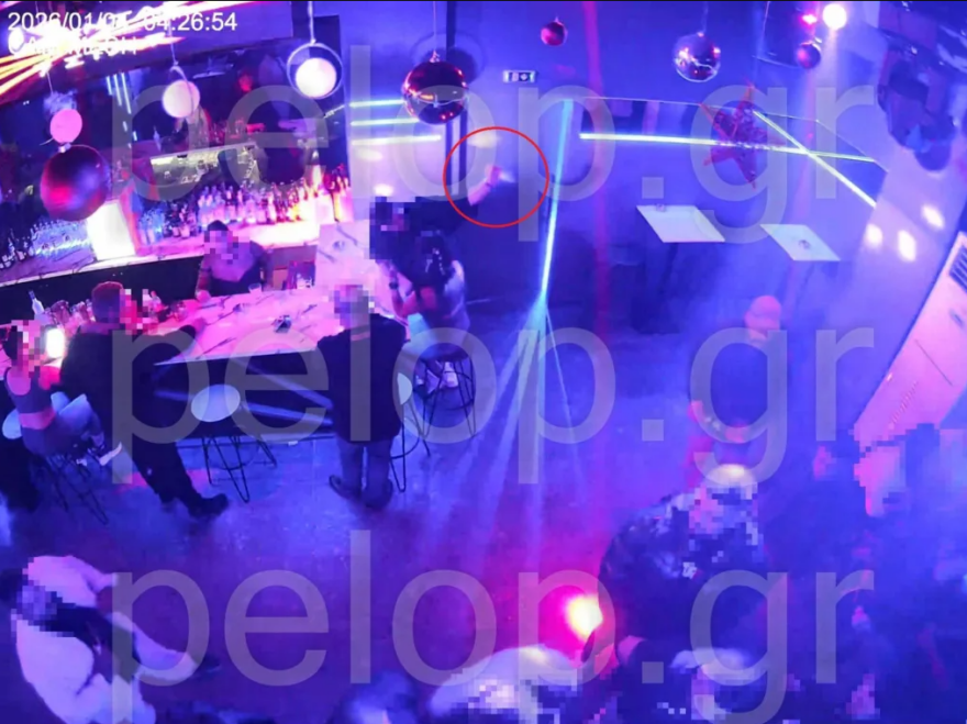 Φωτογραφία ντοκουμέντο δείχνει άνδρα με μαχαίρι μέσα στο κλαμπ στην Πάτρα όπου ξυλοκόπησαν μέχρι θανάτου τον 30χρονο