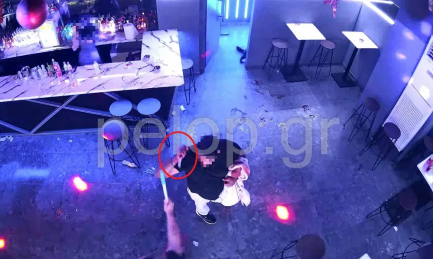 Φωτογραφία ντοκουμέντο δείχνει άνδρα με μαχαίρι μέσα στο κλαμπ στην Πάτρα όπου ξυλοκόπησαν μέχρι θανάτου τον 30χρονο