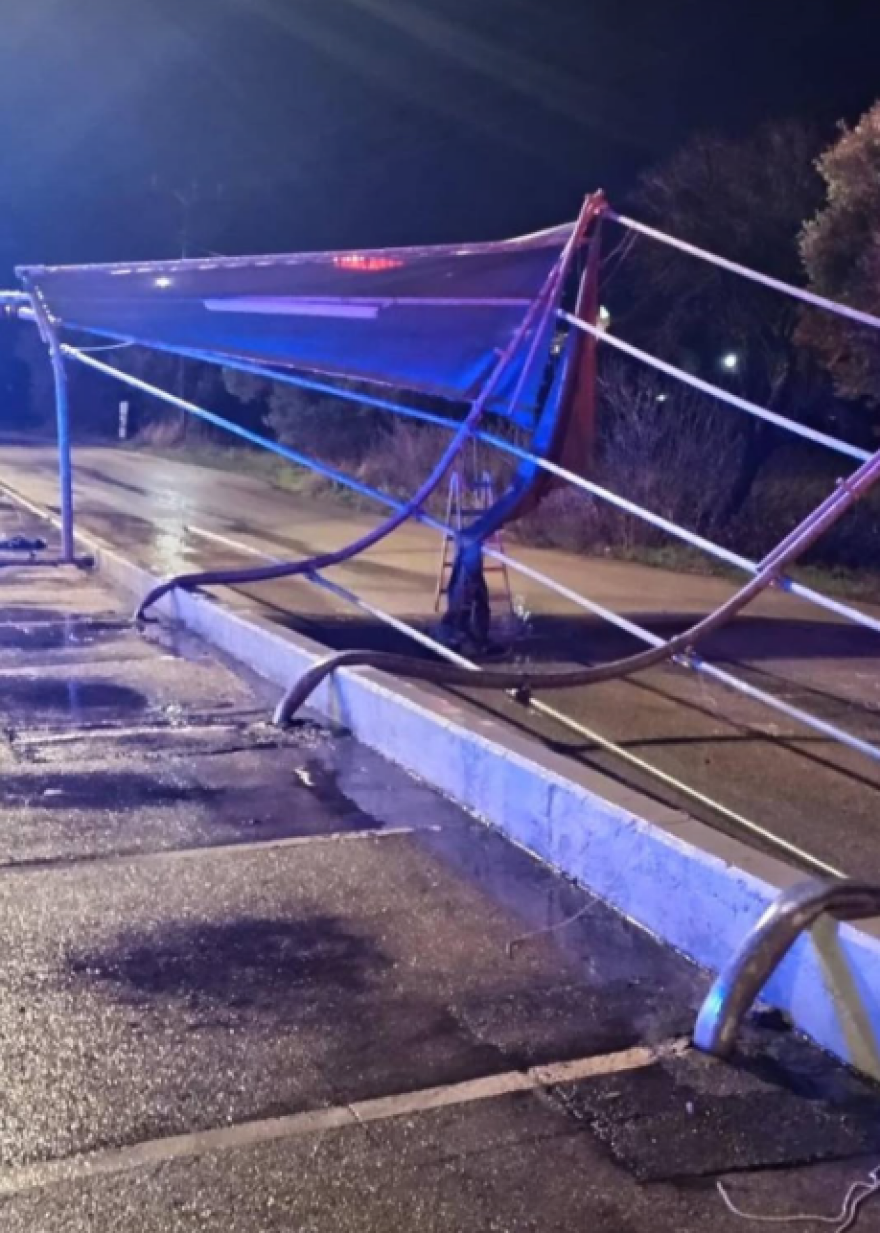 Μεγάλες ζημιές στην Αλεξανδρούπολη: Άνεμοι με ριπές 140 χιλιομέτρων χτύπησαν την πόλη, δείτε βίντεο