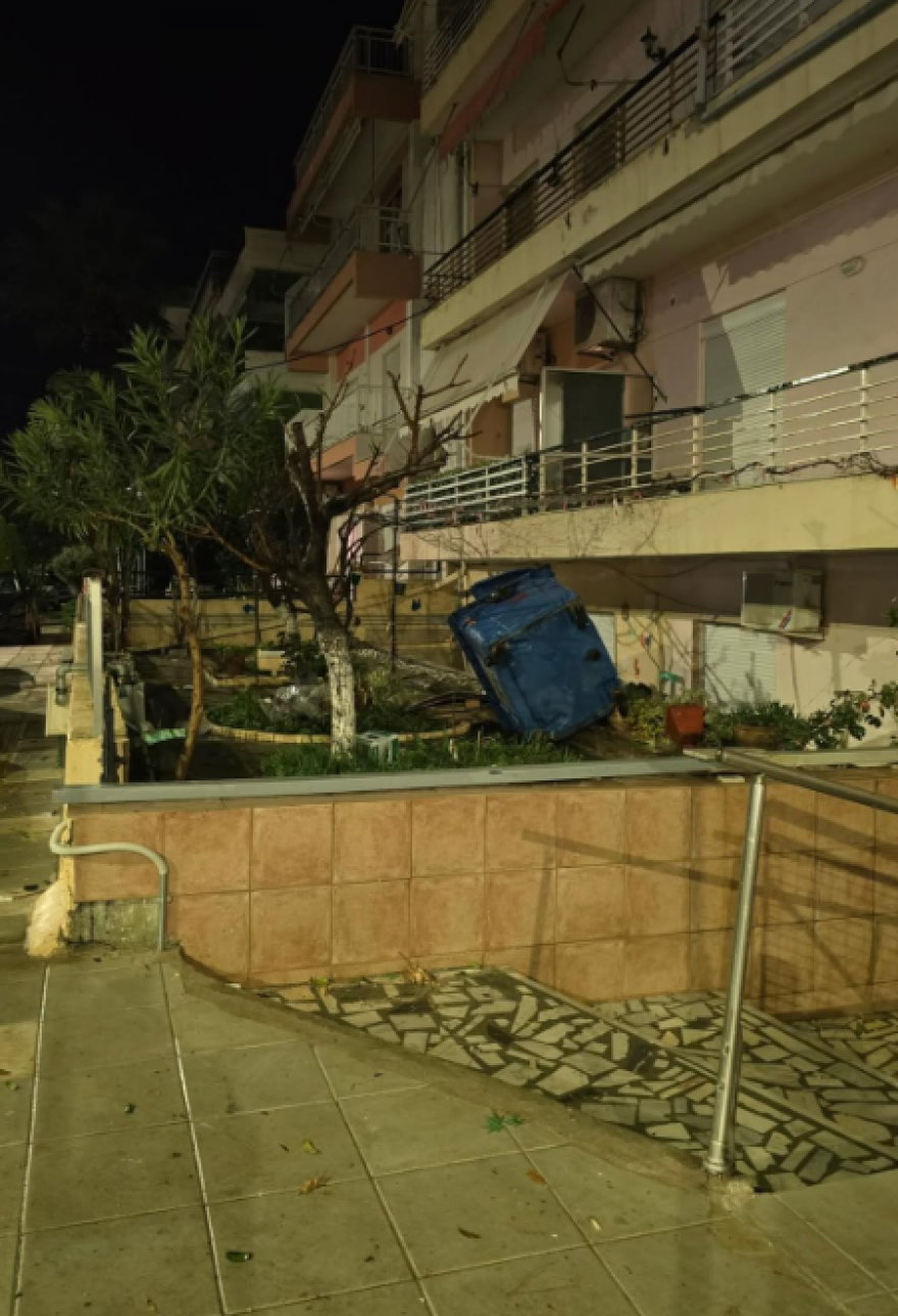 Μεγάλες ζημιές στην Αλεξανδρούπολη: Άνεμοι με ριπές 140 χιλιομέτρων χτύπησαν την πόλη, δείτε βίντεο