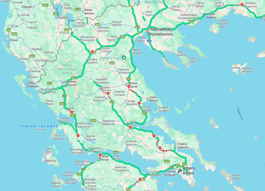 Σε ποια σημεία παραμένουν τα μπλόκα των αγροτών και πού κλιμακώνονται οι κινητοποιήσεις