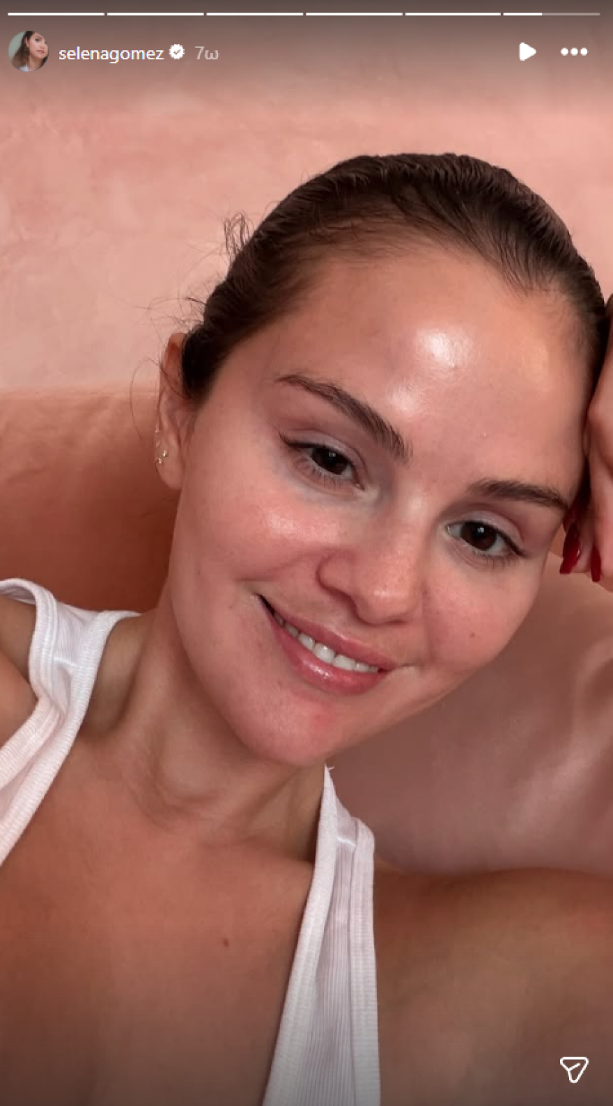 H Σελένα Γκόμεζ ανέβασε selfie χωρίς μακιγιάζ