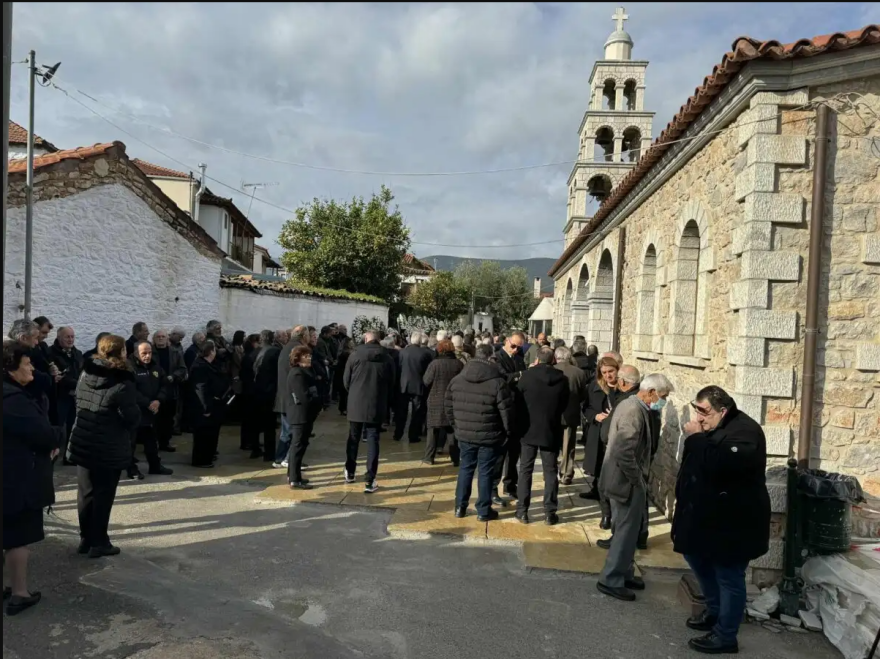 Θρήνος στην κηδεία του λιμενικού που σκοτώθηκε στο Άστρος, ο Κικίλιας ζήτησε από τον Κακλαμάνη να «υιοθετήσει» η Βουλή το παιδί του