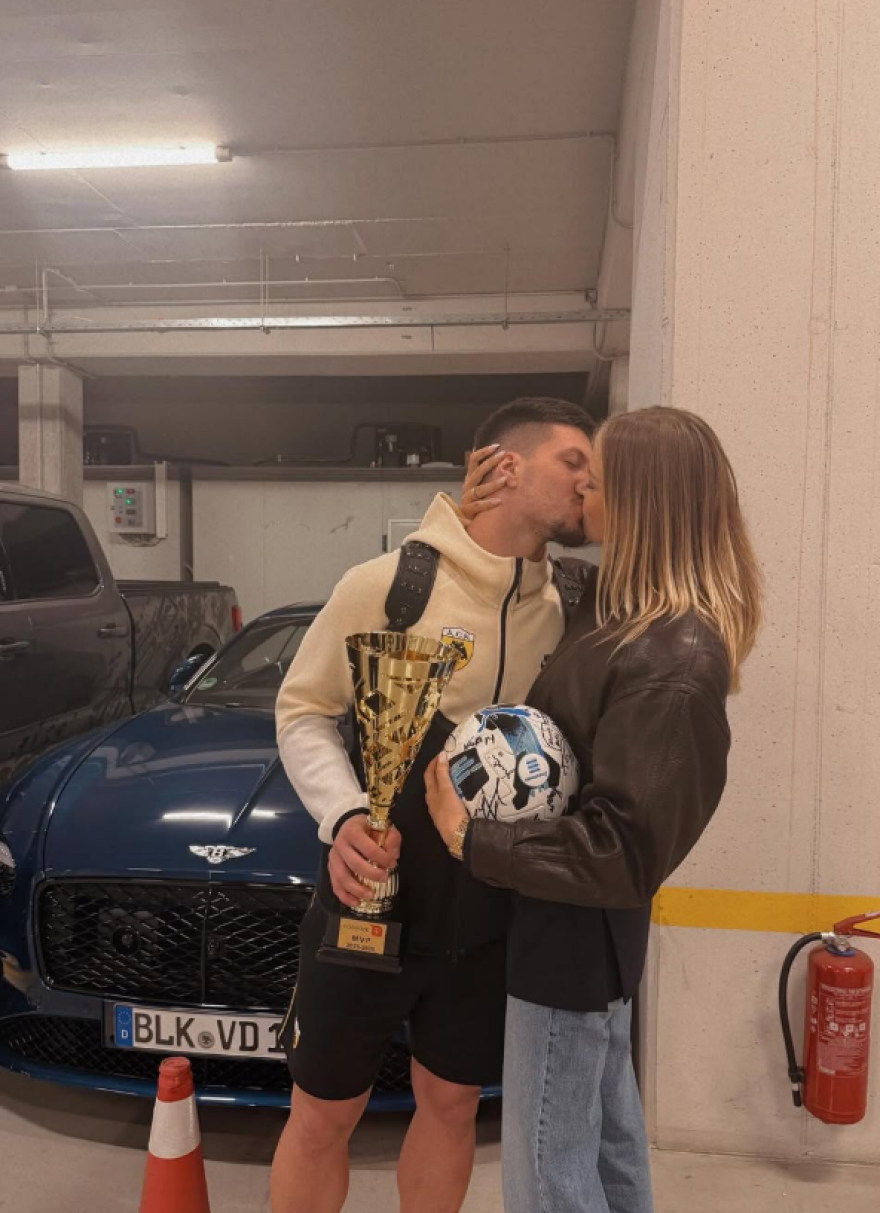 Η σύζυγος του Λούκα Γιόβιτς απολαμβάνει τον ήλιο της Αθήνας, δείτε φωτογραφίες