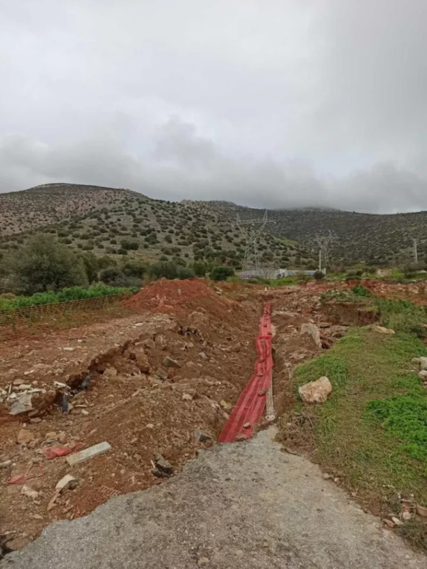 ΔΕΔΔΗΕ για τις καταστροφές στη Γλυφάδα: Συνεχίζονται οι εργασίες για απομάκρυνση εκτεθειμένων καλωδίων υψηλής τάσης