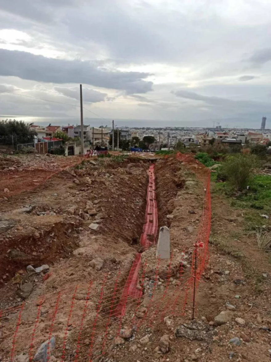 ΔΕΔΔΗΕ για τις καταστροφές στη Γλυφάδα: Συνεχίζονται οι εργασίες για απομάκρυνση εκτεθειμένων καλωδίων υψηλής τάσης