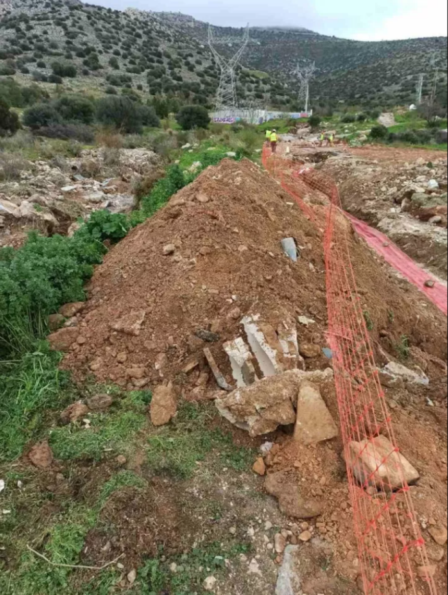 ΔΕΔΔΗΕ για τις καταστροφές στη Γλυφάδα: Συνεχίζονται οι εργασίες για απομάκρυνση εκτεθειμένων καλωδίων υψηλής τάσης