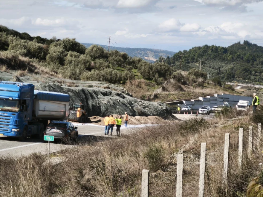 Νέες εικόνες από την κατολίσθηση στην Ιόνια Οδό, κλειστό το τμήμα από Άρτα μέχρι Αμφιλοχία 