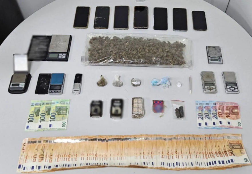 Τέλος σε σπείρα που είχε βγάλει €195.000 από διακίνηση ναρκωτικών στη Θεσσαλονίκη, το βίντεο της επιχείρησης της ΕΛΑΣ