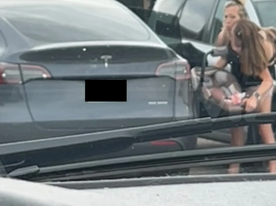 Σιαμαίες από γνωστό ριάλιτι στις ΗΠΑ εμφανίστηκαν με βρέφος 