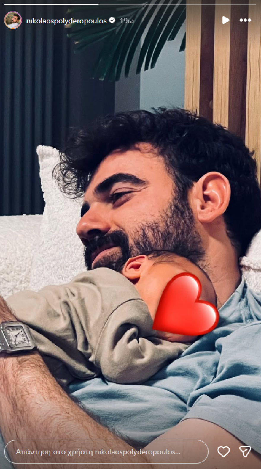 Ο Νίκος Πολυδερόπουλος ανέβασε φωτογραφία αγκαλιά με τον νεογέννητο γιο του