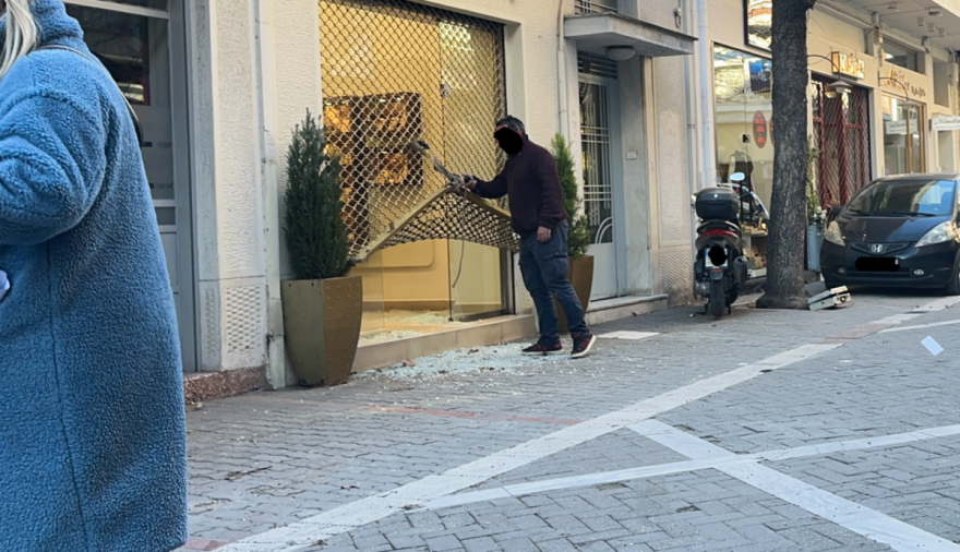 Λάρισα: Λήστεψαν κοσμηματοπωλείο λίγα μέτρα μακριά από τα δικαστήρια, οι δράστες «τσαλάκωσαν» το ρολό