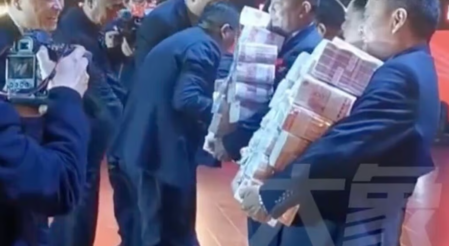 Αφεντικό στην Κίνα μοίρασε μπόνους 22 εκατ. ευρώ: Viral η εκδήλωση με τους εργαζόμενους να παίρνουν όσα χρήματα χωρούσαν στα χέρια τους