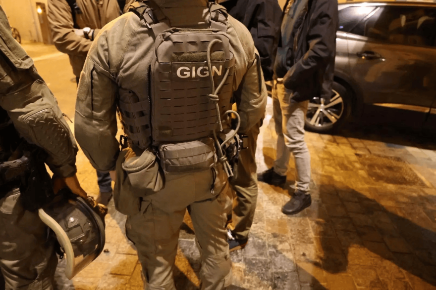 Αστυνομική επιχείρηση σε Γαλλία, Ιταλία και Ελβετία για δίκτυο κοκαΐνης: Το εμπόρευμα ήταν κρυμμένο σε ειδικά διαμορφωμένα πολυτελή οχήματα