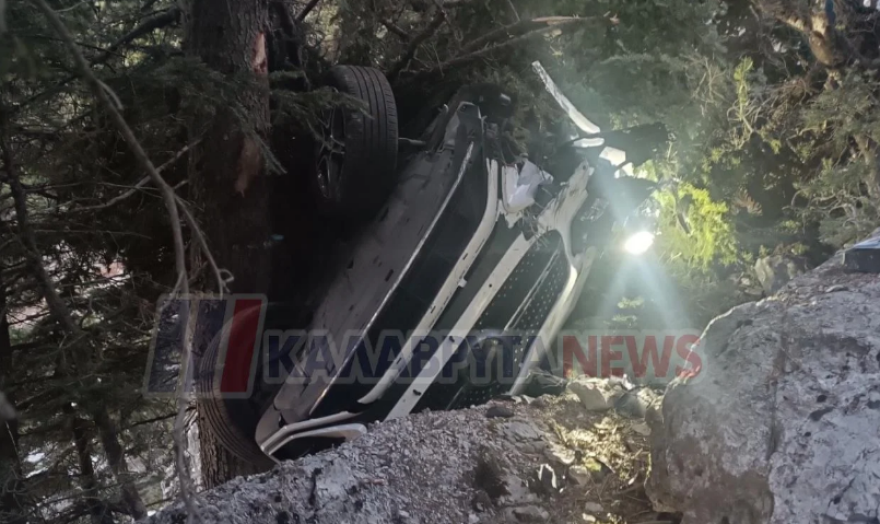 Αυτοκίνητο διαλύθηκε μετά από πρόσκρουση σε δέντρο στα Καλάβρυτα, σώθηκε η οδηγός, δείτε φωτογραφίες