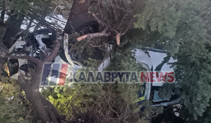 Αυτοκίνητο διαλύθηκε μετά από πρόσκρουση σε δέντρο στα Καλάβρυτα, σώθηκε η οδηγός, δείτε φωτογραφίες