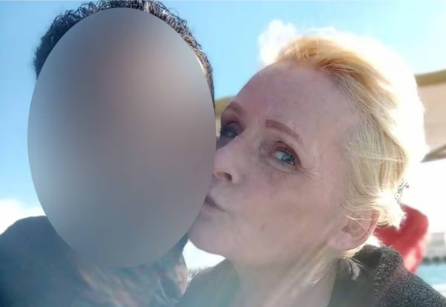 Η ιστορία της 61χρονης που ταξίδεψε στην Αίγυπτο για τον 26χρονο έρωτά της και κατέληξε με χρέη