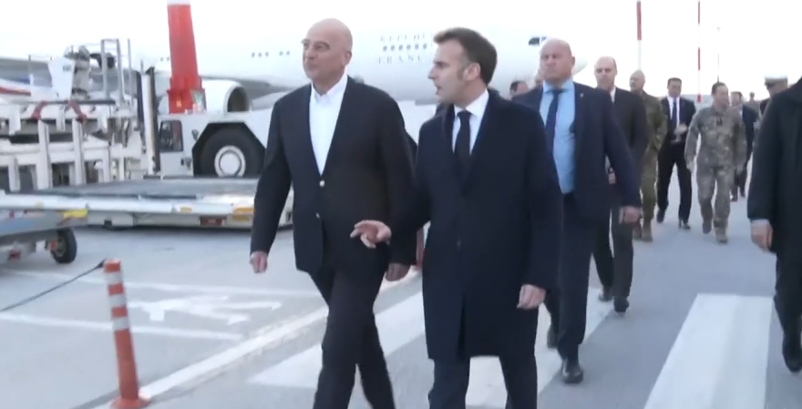 Στη Σούδα ο Μακρόν, τον υποδέχθηκε ο Δένδιας