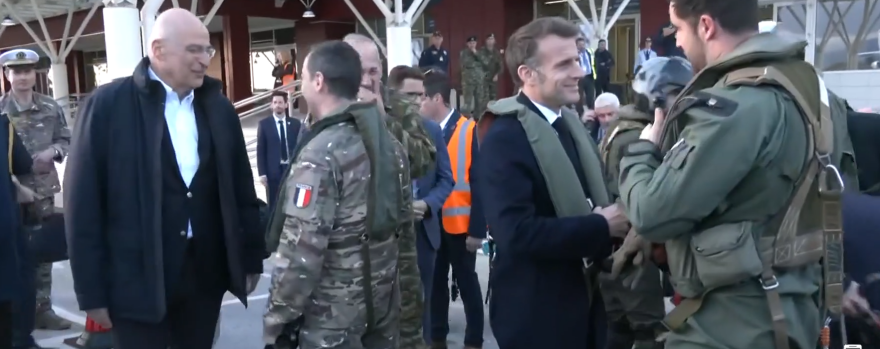 Στη Σούδα ο Μακρόν, τον υποδέχθηκε ο Δένδιας