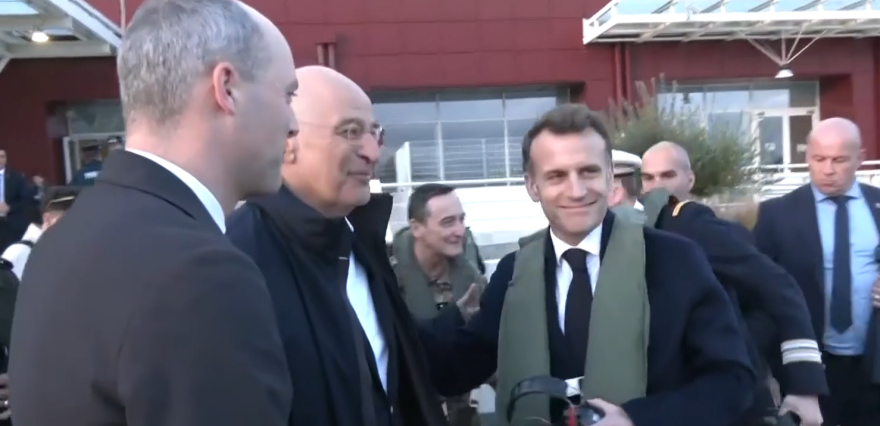 Στη Σούδα ο Μακρόν, τον υποδέχθηκε ο Δένδιας