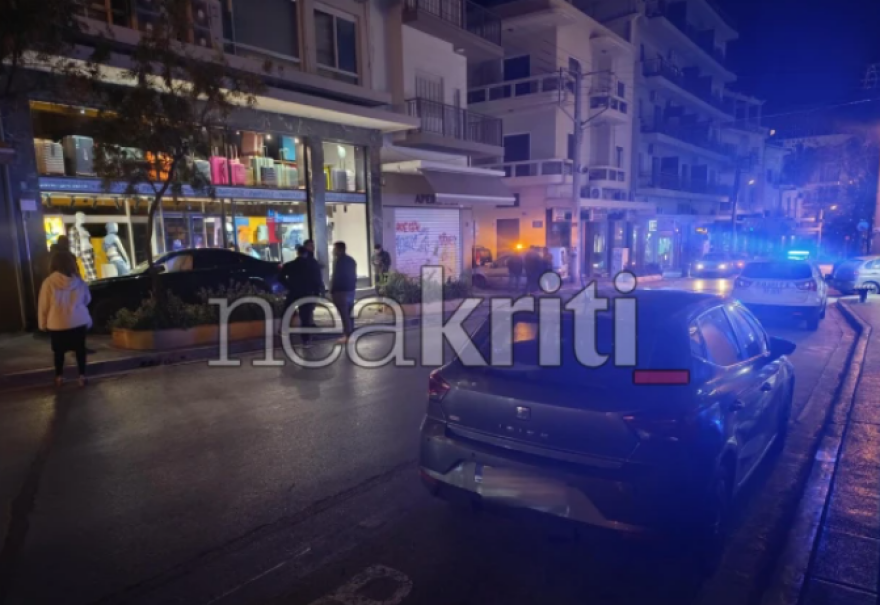 Ηράκλειο: Αυτοκίνητο παρέσυρε 27χρονη πεζή και έπεσε σε είσοδο καταστήματος, δείτε φωτογραφίες