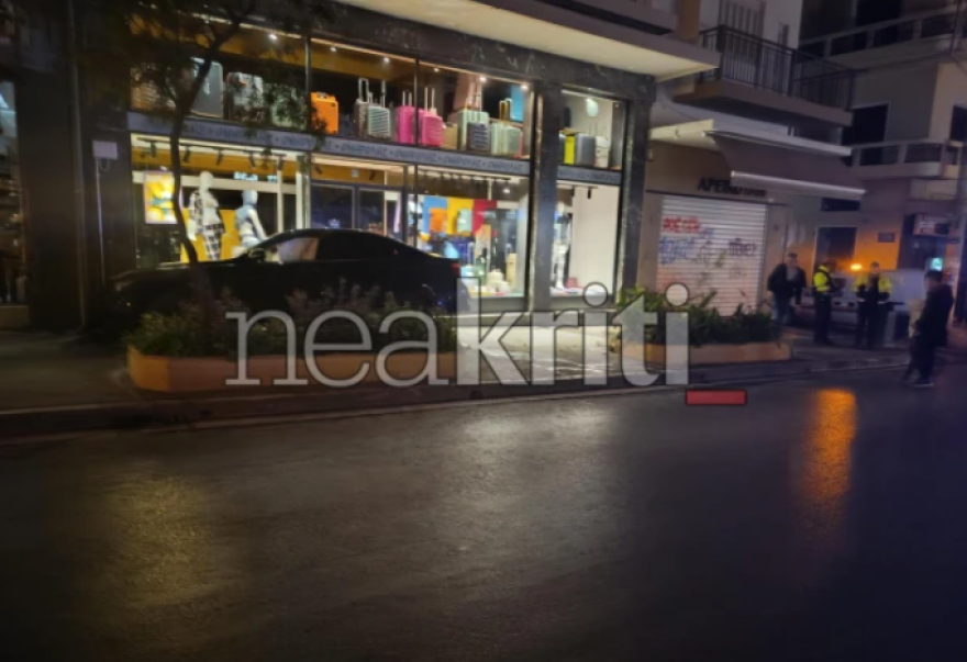 Ηράκλειο: Αυτοκίνητο παρέσυρε 27χρονη πεζή και έπεσε σε είσοδο καταστήματος, δείτε φωτογραφίες