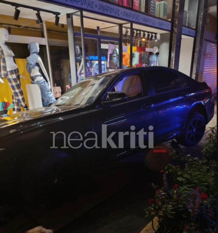 Ηράκλειο: Αυτοκίνητο παρέσυρε 27χρονη πεζή και έπεσε σε είσοδο καταστήματος, δείτε φωτογραφίες