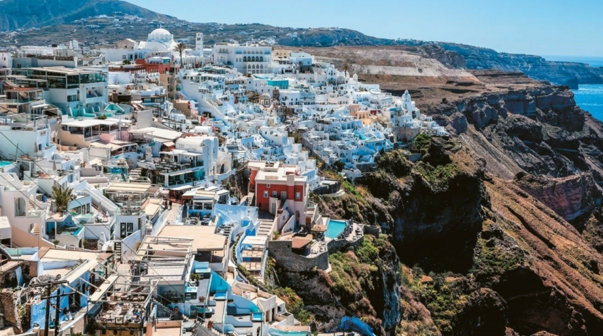 Κόβουν 30% τις τουριστικές κλίνες στις Κυκλάδες, φρένο και στα Airbnb