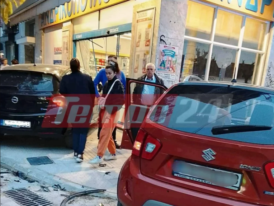 Αυτοκίνητο εισέβαλε σε σούπερ μάρκετ στην Πάτρα, μετά από σύγκρουση με άλλο ΙΧ, φωτογραφίες