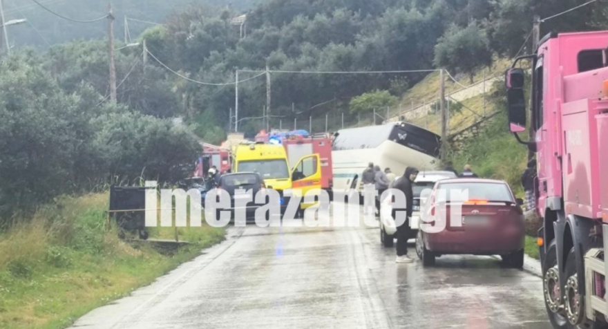 Λεωφορείο με επτά μαθητές στη Ζάκυνθο εξετράπη της πορείας του μετά από σύγκρουση με ΙΧ, βίντεο και φωτογραφίες