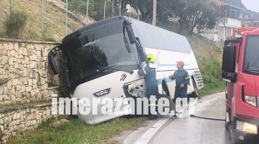 Λεωφορείο με επτά μαθητές στη Ζάκυνθο εξετράπη της πορείας του μετά από σύγκρουση με ΙΧ, βίντεο και φωτογραφίες