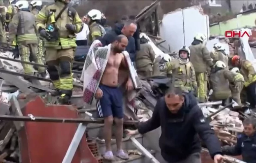 Κατέρρευσε κτήριο στην Κωνσταντινούπολη - Σε εξέλιξη επιχείρηση στα ερείπια, άγνωστος ο αριθμός εγκλωβισμένων