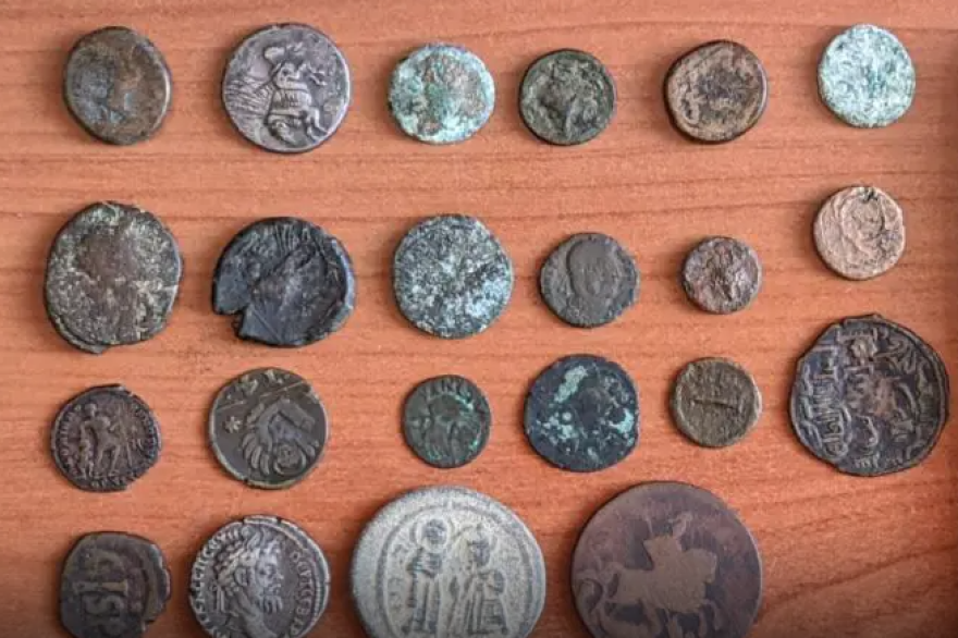 Συνελήφθη 41χρονος στην Κέρκυρα που είχε 22 αρχαία νομίσματα, δείτε φωτογραφίες