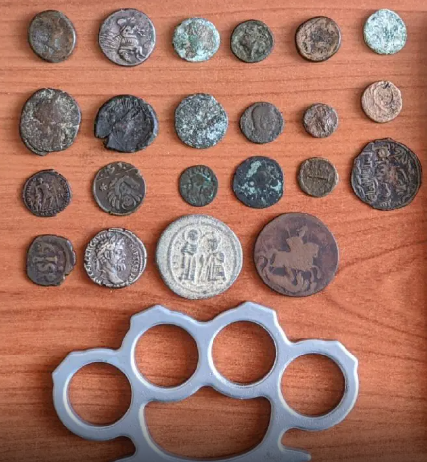 Συνελήφθη 41χρονος στην Κέρκυρα που είχε 22 αρχαία νομίσματα, δείτε φωτογραφίες