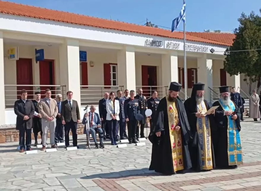 Στην παρέλαση της 25ης Μαρτίου η πρώτη δημόσια εμφάνιση για τον δήμαρχο Αγίου Ευστρατίου μετά το χειρουργείο για αφαίρεση όγκου