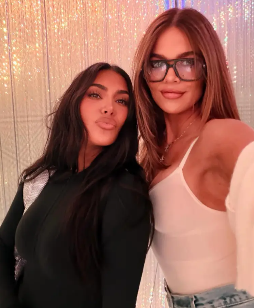 Τα άκουσε η Κιμ Καρντάσιαν για τη φωτογραφία με την αδελφή της, Κλόε: Δεν είστε έτσι στην πραγματικότητα, αποδέξου τις ατέλειές σου