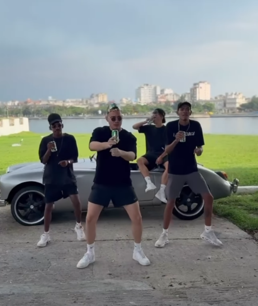 &Omicron; influencer &epsilon;&gamma;&gamma;&omicron;&nu;ό&sigmaf; &tau;&omicron;&upsilon; &Phi;&iota;&nu;&tau;έ&lambda; &Kappa;ά&sigma;&tau;&rho;&omicron; &pi;&rho;&omicron;&kappa;&alpha;&lambda;&epsilon;ί &mu;&epsilon; &tau;&eta;&nu; &chi;&lambda;&iota;&delta;ά&tau;&eta; &zeta;&omega;ή &tau;&omicron;&upsilon; &kappa;&alpha;&iota; &theta;έ&lambda;&epsilon;&iota; &sigma;&upsilon;&mu;&phi;&omega;&nu;ί&alpha; &mu;&epsilon; &tau;&omicron;&nu; &Tau;&rho;&alpha;&mu;&pi; &gamma;&iota;&alpha; &tau;&eta;&nu; &Kappa;&omicron;ύ&beta;&alpha;