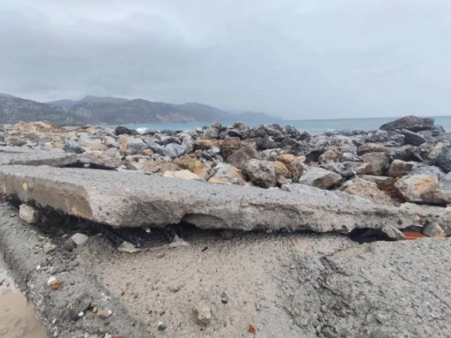 Καταστροφές στην Παλαιοχώρα Χανίων από την κακοκαιρία, η θάλασσα μπήκε σε καταστήματα