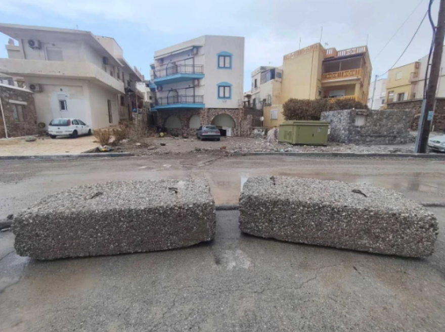 Καταστροφές στην Παλαιοχώρα Χανίων από την κακοκαιρία, η θάλασσα μπήκε σε καταστήματα