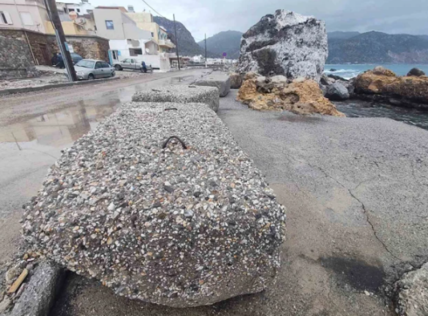 Καταστροφές στην Παλαιοχώρα Χανίων από την κακοκαιρία, η θάλασσα μπήκε σε καταστήματα