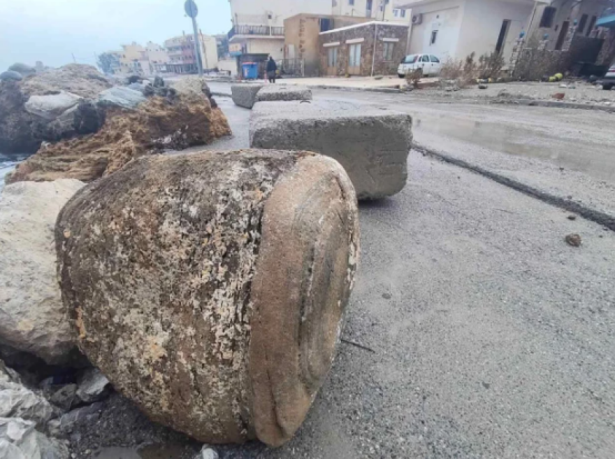 Καταστροφές στην Παλαιοχώρα Χανίων από την κακοκαιρία, η θάλασσα μπήκε σε καταστήματα