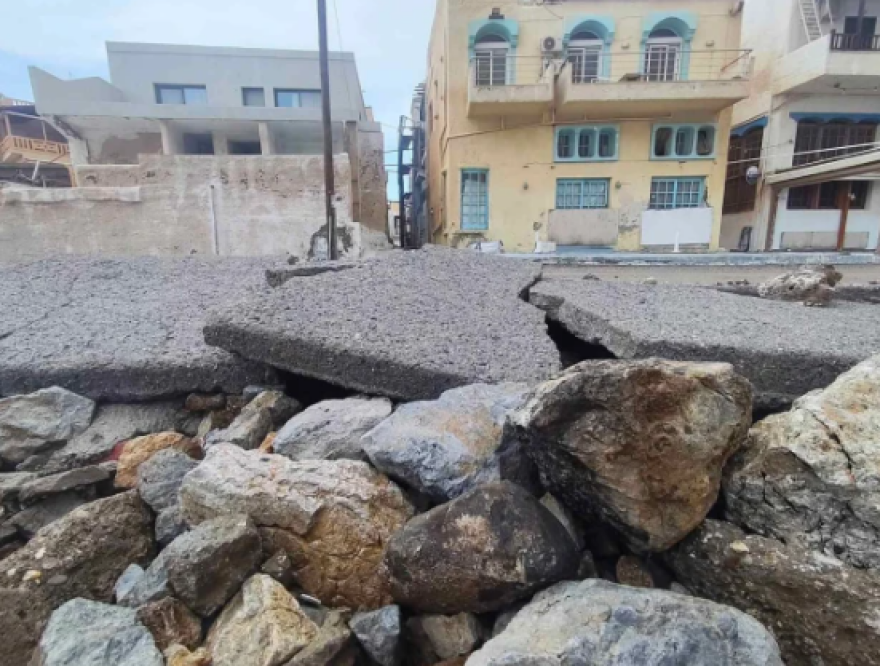 Καταστροφές στην Παλαιοχώρα Χανίων από την κακοκαιρία, η θάλασσα μπήκε σε καταστήματα