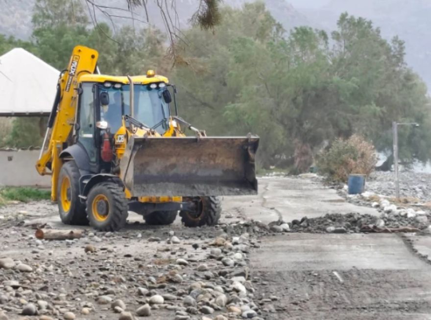 Καταστροφές στην Παλαιοχώρα Χανίων από την κακοκαιρία, η θάλασσα μπήκε σε καταστήματα