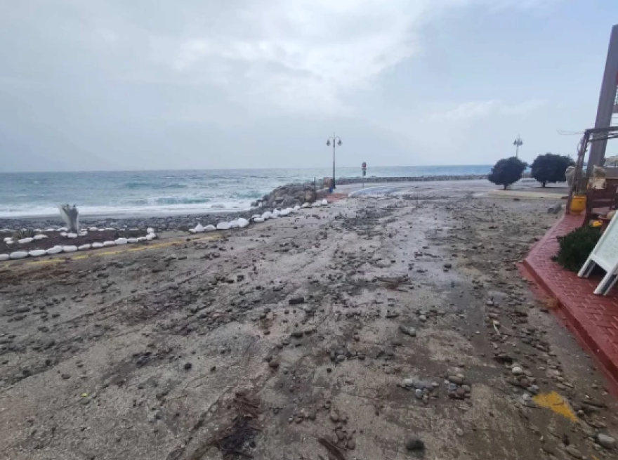 Καταστροφές στην Παλαιοχώρα Χανίων από την κακοκαιρία, η θάλασσα μπήκε σε καταστήματα
