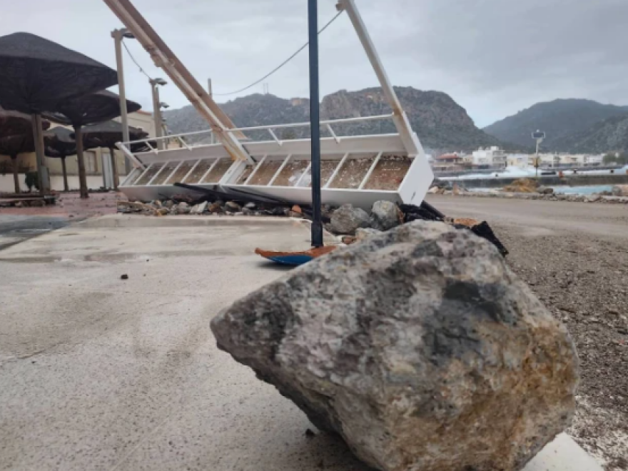 Καταστροφές στην Παλαιοχώρα Χανίων από την κακοκαιρία, η θάλασσα μπήκε σε καταστήματα